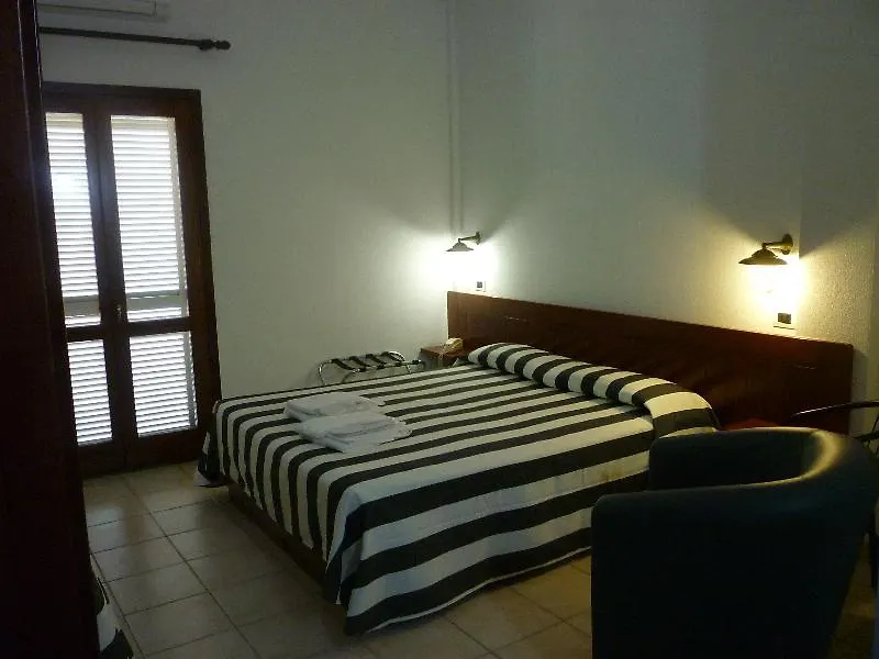 Hotel L'Ancora Santa Teresa Gallura 3*,